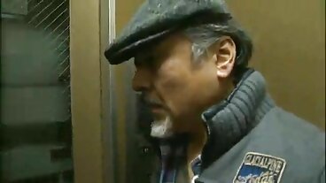 זונה עם ציצים ענקיים סרטון סקס חינם רוכב על זין