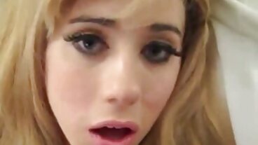 נוער בלונדינית בעלת דיו מרגיעה על הזין הגדול סרטי סקס ערבי חינם של אחיה החורגים