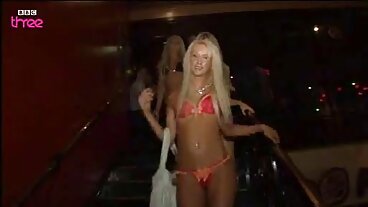 אלת בלונדינית סרטי סקס חינם לסביות נהדרת בסולו המשמחת את הבונה שלה