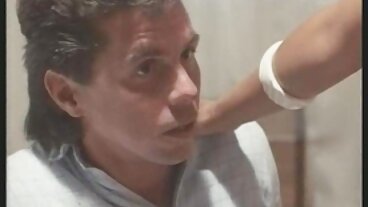 בלונדינית עמוסת חזה מוצצת ומושכת סרטי ס חינם