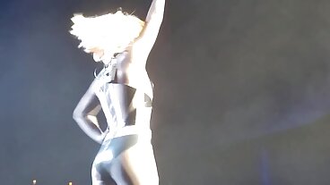 מותק עירום עם ציצים סרטי סקס צפיה ישירה גדולים, אפריל קתרין וחבר'ה רוכבים על ניידות שלג