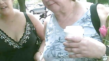 נוער בלבוש סטרפון מקבל דפיקות כוס צפייה ישירה סרטי סקס